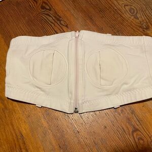 Hands free breast pumping bra